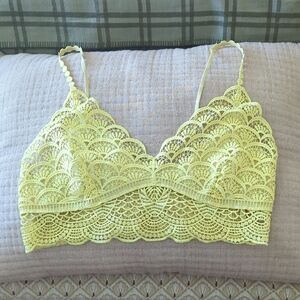 Elegant Lace Bandeau in Soft Yellow